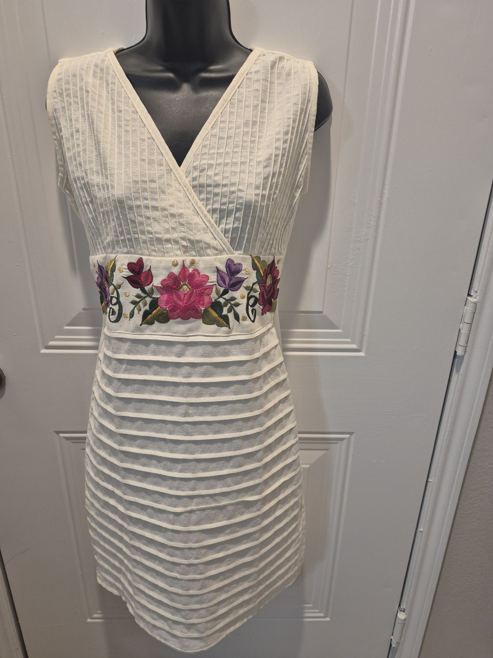 Ivory Embroidered Waist Sheath Summer Dress! Size Small